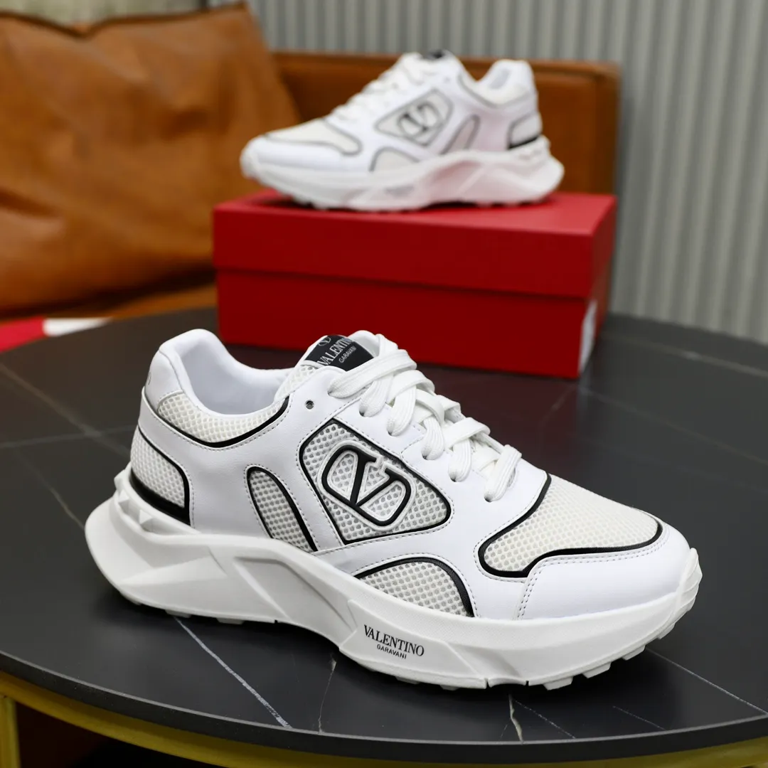 Men's men's shoes 💰480💰VALENTINO/Valentino 2024s men's latest low-top thick-soled sports shoes are shipped. Made with heavy industry, men's fine casual sports shoes, versatile style. Made of fabric mesh upper, rubber lines embellished with geometric segmentation upper, hand-sewn, novel and fashionable style, rubber soles with rivet details on the front and back, VALENTINO GARAVANI LOGO printed on the side, and Valentino decorative inlay on the tongue Garavani Logo, comfortable, breathable and durable! Comes with full original packaging! Code number: 38-39-40-41-42-43-44 (45 can be customized)